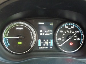 The gauge on the left in this shot displays information regarding battery charging/electrical power consumption levels while on the move. The small screen to the right shows remaining mileage in terms of both battery power and fuel, as well as ‘bar’ graphs showing battery state and remaining fuel quantity on board.