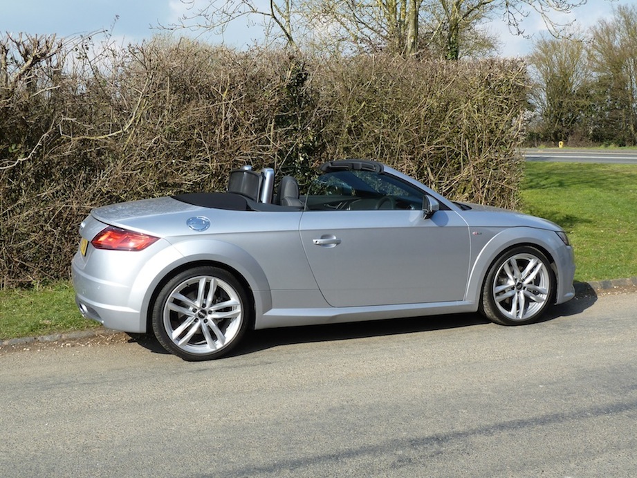Side view of the Roadster with the hood down is uncompromisingly uncluttered. Note the roll-over protection provided behind the seats. This is the 2.0 TFSI S-line.