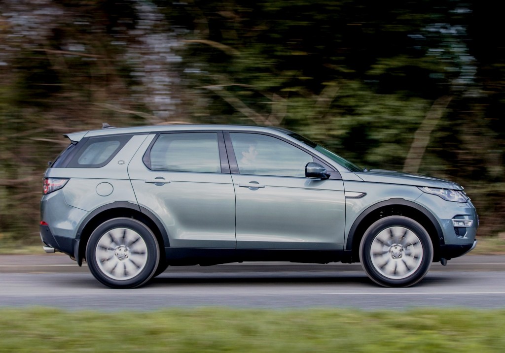 Land Rover Discovery Sport side view action