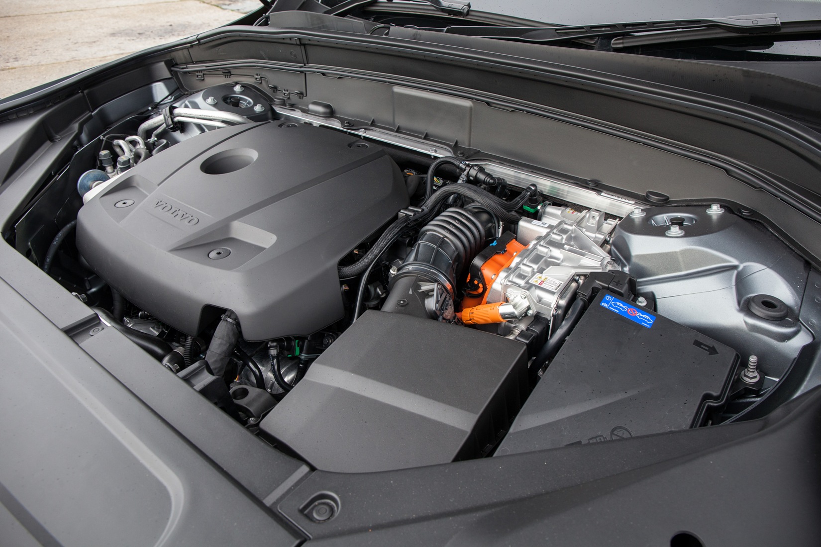 Volvo XC90 T8 2.0-litre tubro + supercharger petrol engine